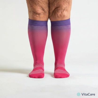 VenoCare Plus® - Malinowy ZygZag Skarpety Kompresyjne Plus Size - VitaCare - 