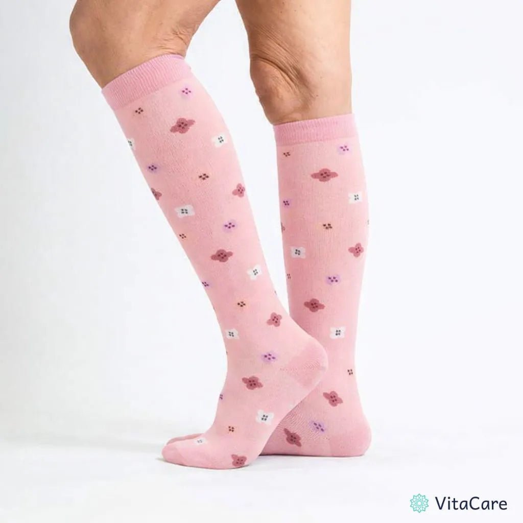 VenoComfort® – Skarpety Kompresyjne na Obrzęki, Żylaki i Ból (Pudrowe Kwiaty) - VitaCare - 